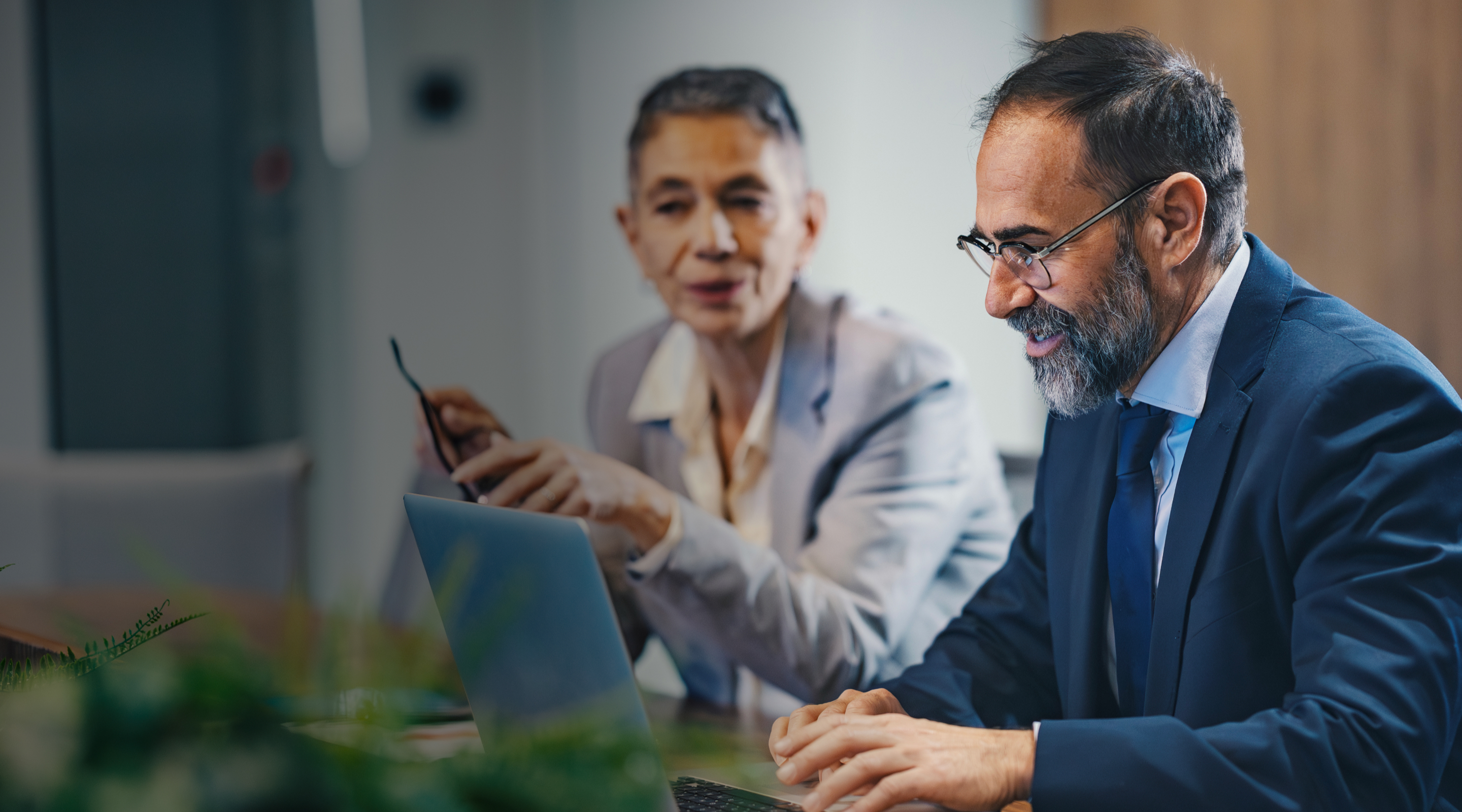 senior-estate-attorneys-advising-couple-on-will-drafting